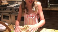 Tahun lalu, Milla membagikan gaya sang anak saat membuat adonan pasta. Ini merupakan putri pertamanya bernama Ever Gabo Anderson. Foto: Instagram millajovovich