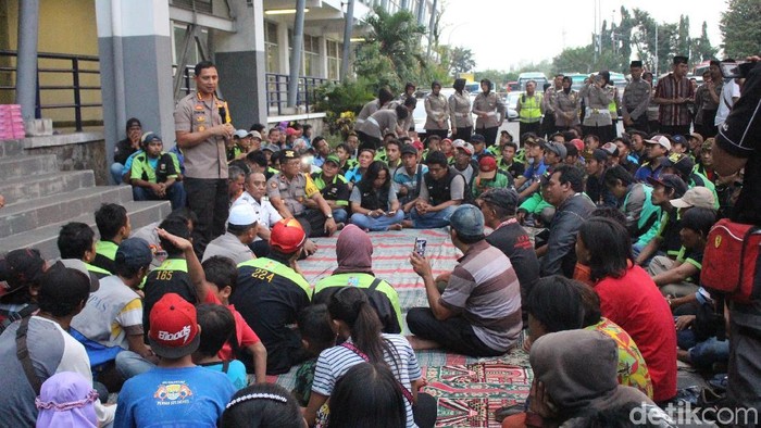 Polisi Gandeng Komunitas di Terminal Purabaya Demi Lancarnya Mudik Lebaran
