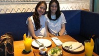 Kali ini Pijeh menikmati makanan Indonesia di sebuah restoran kece. Kompak banget nih Pijeh sama-sama pakai baju putih dengan temannya. Foto: Instagram laissti