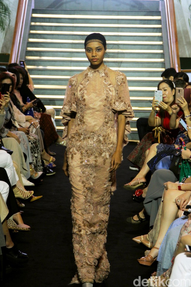 Priyo Oktaviano memamerkan koleksi baju lebaran semi couturenya dengan sentuhan romantis dan feminin dalam acara Ramadhan In Style di Lamoda, Plaza Indonesia, Jakarta, Rabu [15/05/2019]. Foto: Mohammad Abduh/Wolipop