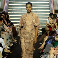 Priyo Oktaviano memamerkan koleksi baju lebaran semi couturenya dengan sentuhan romantis dan feminin dalam acara Ramadhan In Style di Lamoda, Plaza Indonesia, Jakarta, Rabu [15/05/2019]. Foto: Mohammad Abduh/Wolipop