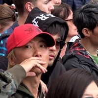 Foto Jay Chou yang kedapatan sedang mengawasi istrinya, Hannah Quinlivan, saat hadir di red carpet Cannes pada Rabu (15/5/2019) viral di media sosial. Tidak heran jika aktor sekaligus penyanyi Taiwan ini was-was. Pesona sang istri bisa saja membuat hati para pria berdesir. Foto: ist