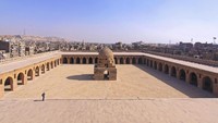Mosque of Ibn Tulun adalah masjid tertua dan terbesar di Kairo. Umurnya bukan cuma ratusan tahun, tapi sudah 1.134 tahun. (iStock)