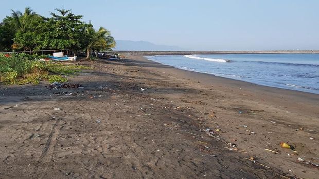 Kapal tongkang milik PT Titan Infra Energy dan PT KII (Kasih Industri Indonesia) yang  karam akibat gelombang tinggi yang terjadi di pesisir Pantai Cipatuguran, Kelurahan Palabuhanratu, Kecamatan Palabuhanratu, Kabupaten Sukabumi beberapa waktu lalu. (Ist)