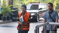 Politisi Partai Golkar Idrus Marham tiba di Gedung KPK, Jakarta, Kamis (16/5/2019) dengan membawa Alquran.