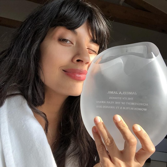 Pernyataan lain yang membuat Jameela Jamil jadi kontroversi adalah ketika menyebut airbrushing seharusnya ilegal. Airbrushing yang dimaksud adalah teknik mengedit foto untuk hasil yang lebih mulus atau membuat tubuh tampak lebih kurus. Menurutnya teknik itu adalah sesuatu yang anti-feminis dan menyinggung orang gemuk. Foto: Instagram @jameelajamilofficial