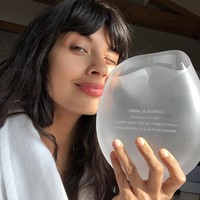 Pernyataan lain yang membuat Jameela Jamil jadi kontroversi adalah ketika menyebut airbrushing seharusnya ilegal. Airbrushing yang dimaksud adalah teknik mengedit foto untuk hasil yang lebih mulus atau membuat tubuh tampak lebih kurus. Menurutnya teknik itu adalah sesuatu yang anti-feminis dan menyinggung orang gemuk. Foto: Instagram @jameelajamilofficial