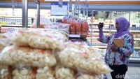 Menurut petugas grosir makanan memasuki hari ke-11 Ramadhan, penjualan di grosir makanan tersebut masih stabil.