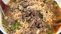 Selain gurih enak, irisan daging sapi akan memberi asupan protein dan mineral pada mie instan kuah ini. Foto : Instagram @little_lao_kitchen