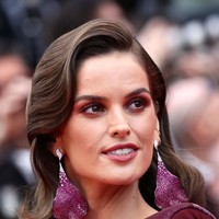 Sebagai sentuhan akhir, Izabel mempermanis gayanya dengan anting unik berbentuk kelopak bunga anggrek dari Chopard. (Foto: Getty Images)