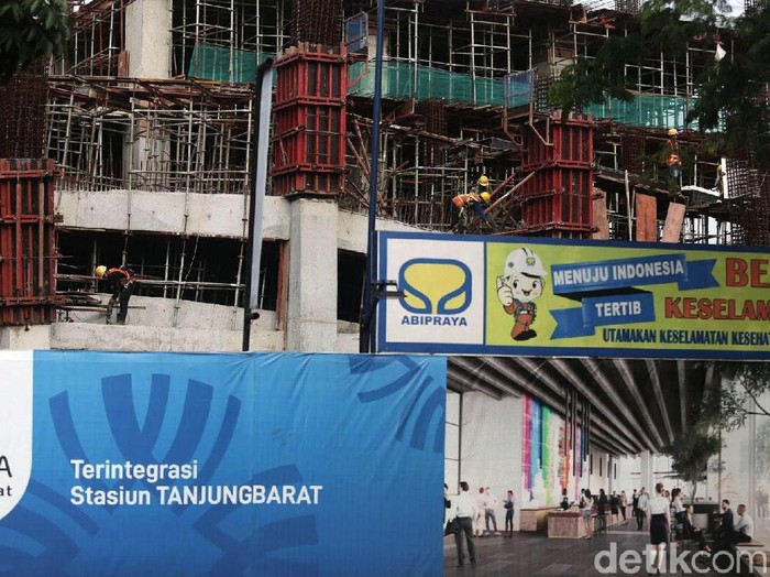 Progres Pembangunan TOD Tanjung Barat

Pekerja melakukan pengerjaan konstruksi proyek pembangunan hunian berbentuk rumah susun terintegrasi dengan sarana transportasi atauTransit Oriented Development (TOD) di Tanjung Barat, Jakarta Selatan, Kamis (16/5/2019). Pembangunan Rusun TOD tersebut ditargetkan rampung pada tahun 2021. Grandyos Zafna/detikcom