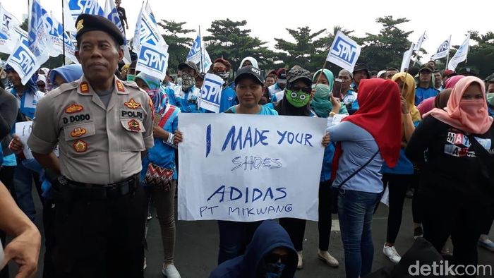 Foto: Demo Buruh Pembuat Aksesoris Adidas (Danang Sugianto/detikFinance) Foto: Demo Buruh Pembuat Aksesoris Adidas (Danang Sugianto/detikFinance)