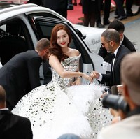 Ada apa dengan dahinya, tulis netizen. Dia pasti melakukan operasi plastik, tulis netizen lainnya. Dagunya terlihat memanjang, suara netizen lainnya.  Foto: dok. Getty Images