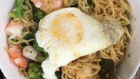 Brokoli, udang plus telur bikin mie instan ini jadi mengenyangkan sekaligus kaya nutrisi. Mari makan! Foto : Instagram @allpurpurpose_girl
