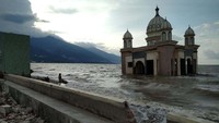 Masjid Apung Kota Palu belum diperbaiki, saat air pasang, masjid ini tampak terendam. (Istimewa)