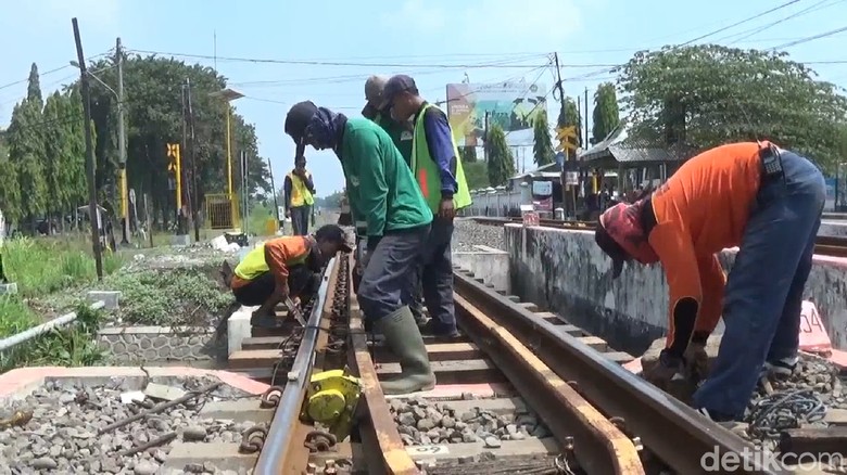 Jelang Mudik Lebaran, PT KAI Kebut Perbaikan Bantalan Rel di Lamongan Jelang Mudik Lebaran, PT KAI Kebut Perbaikan Bantalan Rel di Lamongan