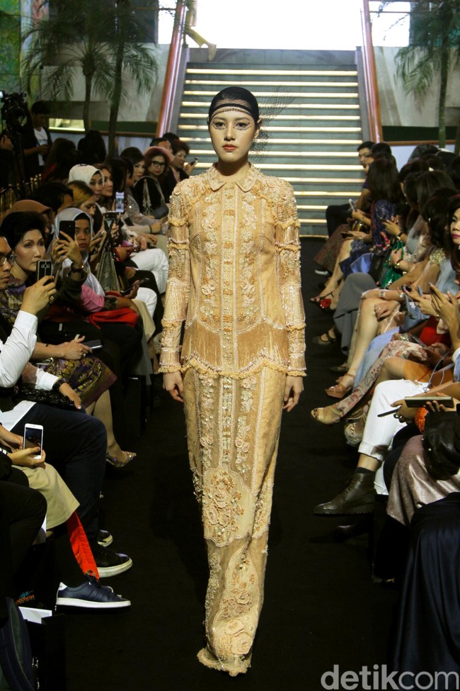 Priyo Oktaviano memamerkan koleksi baju lebaran semi couturenya dengan sentuhan romantis dan feminin dalam acara Ramadhan In Style di Lamoda, Plaza Indonesia, Jakarta, Rabu [15/05/2019]. Foto: Mohammad Abduh/Wolipop