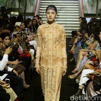 Priyo Oktaviano memamerkan koleksi baju lebaran semi couturenya dengan sentuhan romantis dan feminin dalam acara Ramadhan In Style di Lamoda, Plaza Indonesia, Jakarta, Rabu [15/05/2019]. Foto: Mohammad Abduh/Wolipop