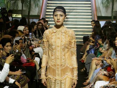 Koleksi Baju Lebaran Priyo Oktaviano Terinspirasi Gaya Busana Marie Antoinette