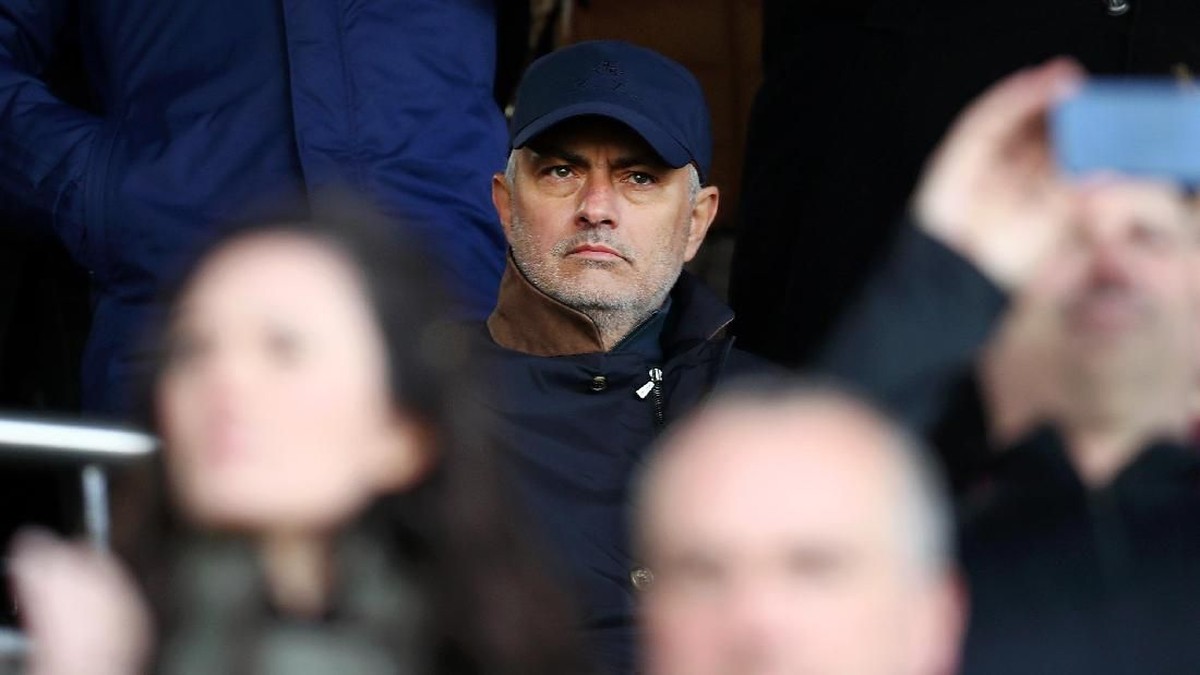Jose Mourinho tampak menyindir suksesornya di Manchester United, Ole Gunnar Solskjaer. Foto: Clive Rose / Getty Images)