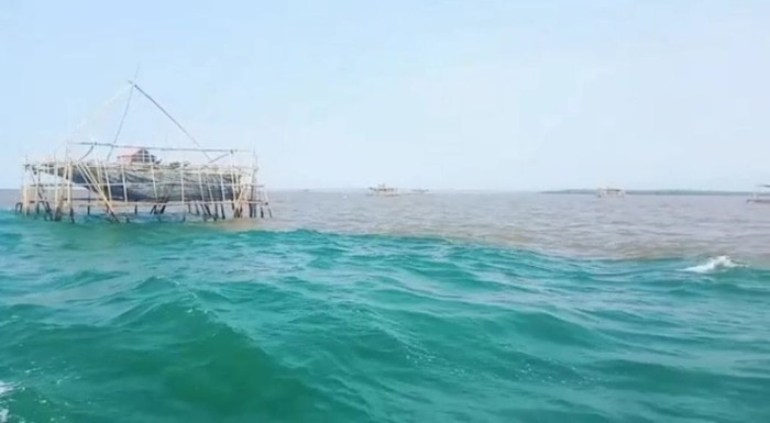 Gradasi warna air laut seperti terbelah atau halocline terjadi di Perairan Pasuruan. Fenomena ini mulai tampak sejak beberapa hari lalu.