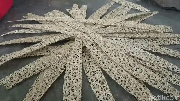 Potongan bambu menjadi anyaman/