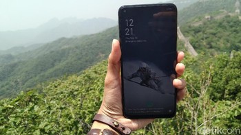 Begini penampakan Realme X di genggaman tangan. (Foto: Devi Setya/detikINET)