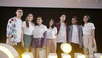 Dewi Rezer bersama para pemain web series Rewrite saat ditemui di kawasan SCBD, Jakarta Pusat pada Rabu (15/5). Pool/Ismail/detikFoto.