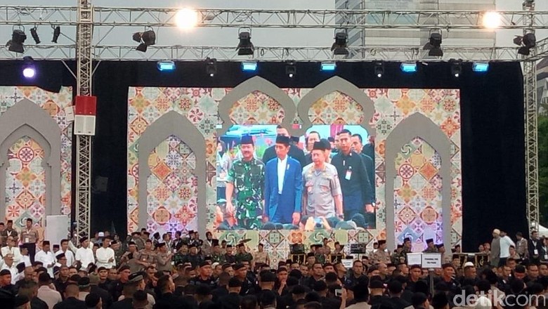 TNI-Polri Gelar Buka Puasa Bersama Jokowi di Monas TNI-Polri Gelar Buka Puasa Bersama Jokowi di Monas