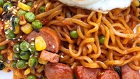 Mie goreng jadi enak dengan tambahan sosis, sayuran dan telur ceplok plus nori. Foto : Instagram @k1food