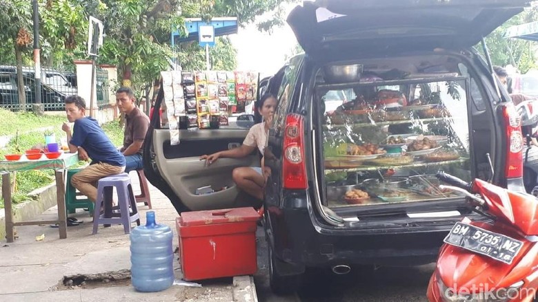 Gerai Makanan Masih Bebas Jualan Saat Ramadhan Depan RSUD Pekanbaru Gerai Makanan Masih Bebas Jualan Saat Ramadhan Depan RSUD Pekanbaru