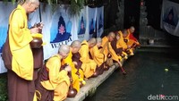 Para bhikku mengambil air berkah di Umbul Jumprit, Parakan, Kabupaten Temanggung.