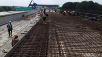 Sejumlah pekerja tampak merangkai besi untuk beton cor.