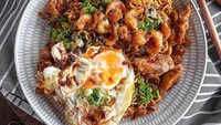 Tambahan ayam goreng suwir dan telur ceplok juga bikin mie goreng instan makin gurih enak.Foto : Instagram @makoeats