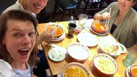 Ramen juga jadi salah satu makanan favorit Milla dan suami. Milla bahkan mengabadikan momen santap ramen di salah satu restoran yang ada di Beverly Hills, AS.  Foto: Instagram millajovovich