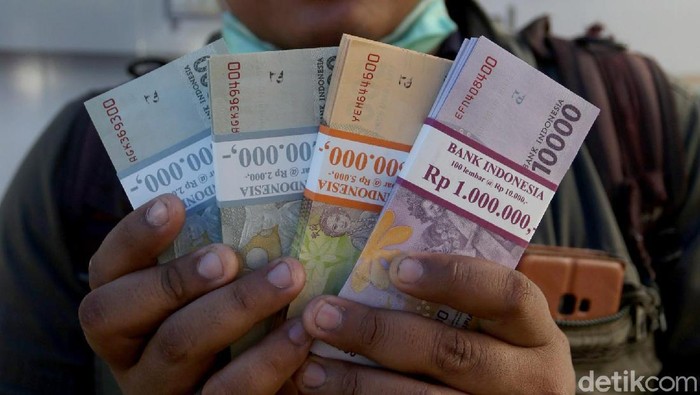 Tingginya kebutuhan uang tunai di bulan Ramadhan dan jelang Idul Fitri membuat Bank Indonesia membuka layanan penukaran uang. Salah satunya lokasinya di Monas.