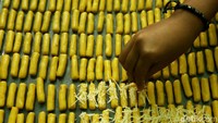 Penampakan kue kering yang tengah diproduksi di industri rumahan Pusaka Kwitang, Jakarta, Kamis (16/5/2019).