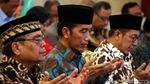 Senyum Cerah Jokowi Bayar Zakat di Istana