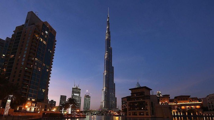Pernah mengunjungi Burj Khalifa di Dubai? Ada fakta unik saat berpuasa di bangunan tertinggi di dunia itu. Waktu puasa di sana berbeda tiap lantainya. Kok bisa?