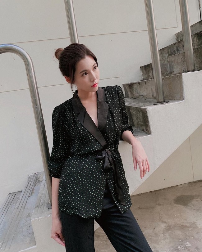 Dan yang semakin menghebohkan, dalam pesan pribadi yang tersebar itu terungkap Carrie Wong dan Ian diam-diam menjelek-jelekkan aktor Lawrence Wong, lawan main Carrie di serial drama My One In A Million.  Lawrence terpilih sebagai aktor utama serial tersebut menggantikan aktor Aloysius Pang yang meninggal dunia. Dalam pesan yang dikirimkan Carrie ke Ian tertulis bahwa aktris 25 tahun itu tidak terima dengan masuknya Lawrence menggantikan Aloysius. Bagaimana mungkin dia dibandingkan dengan Aloysius? tulisnya. Foto: Instagram