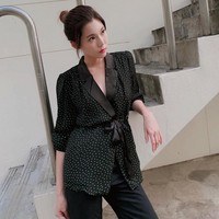 Dan yang semakin menghebohkan, dalam pesan pribadi yang tersebar itu terungkap Carrie Wong dan Ian diam-diam menjelek-jelekkan aktor Lawrence Wong, lawan main Carrie di serial drama My One In A Million.  Lawrence terpilih sebagai aktor utama serial tersebut menggantikan aktor Aloysius Pang yang meninggal dunia. Dalam pesan yang dikirimkan Carrie ke Ian tertulis bahwa aktris 25 tahun itu tidak terima dengan masuknya Lawrence menggantikan Aloysius. Bagaimana mungkin dia dibandingkan dengan Aloysius? tulisnya. Foto: Instagram