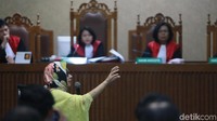 Sebagai catatan, Karen duduk di kursi terdakwa karena dianggap jaksa  mengabaikan prosedur investasi yang berlaku di PT PERTAMINA saat melakukan participating interest Blok BMG di Australia sehingga merugikan negara miliaran rupiah.