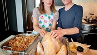 Aktris yang lahir pada 17 Desember 1975 itu memang gemar masak. Kali ini ia memasak ayam kalkun untuk rayakan Natal tahun lalu. Foto: Instagram millajovovich