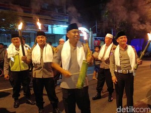 Saat Polisi Lamongan Pukul Kentongan dan Bawa Obor Bangunkan Sahur