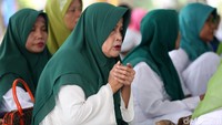 Warga tampak khusyuk berdoa.