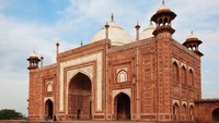 Di lihat dari struktur bangunan, Jawab dibuat semirip mungkin dengan Masjid Taj Mahal. Bangunanya terbuat dari batu pasir merah dan marmer putih. Jawab juga punya 3 lengkungan di pintu masuk yang disebut Iwan. (iStock)