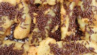 Pisang goreng tepung dengan taburan meisjes terlihat sangat enak. Apalagi kalau ditambahkan dengan susu kental manis. Foto: Instagram@pisssang__