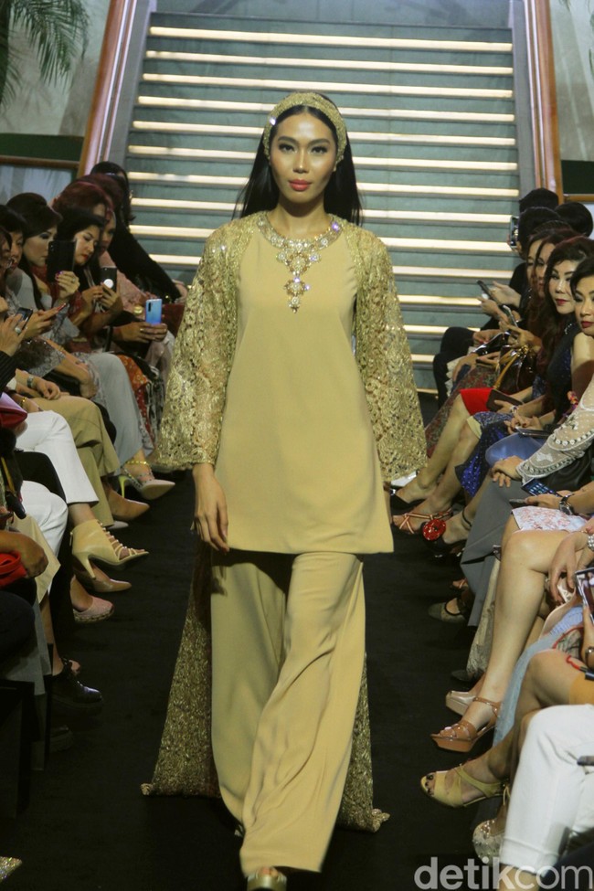 Priyo Oktaviano memamerkan koleksi baju lebaran semi couturenya dengan sentuhan romantis dan feminin dalam acara Ramadhan In Style di Lamoda, Plaza Indonesia, Jakarta, Rabu [15/05/2019]. Foto: Mohammad Abduh/Wolipop