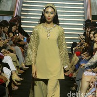 Priyo Oktaviano memamerkan koleksi baju lebaran semi couturenya dengan sentuhan romantis dan feminin dalam acara Ramadhan In Style di Lamoda, Plaza Indonesia, Jakarta, Rabu [15/05/2019]. Foto: Mohammad Abduh/Wolipop