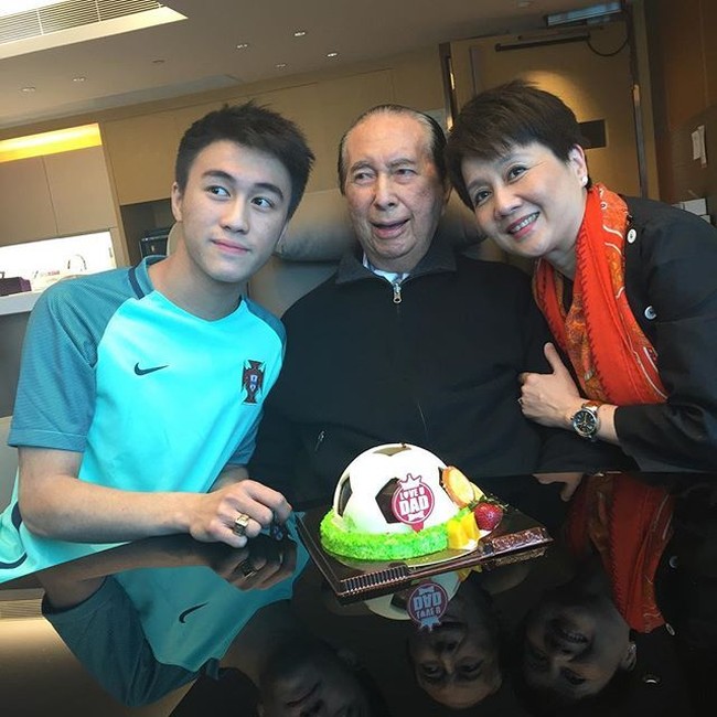 Mario Ho merupakan anak Stanley dengan istri keempat sang crazy rich, Angela Leong. Ibunya melahirkan empat orang anak dan dia adalah anak ketiga. Dan dari ayahnya yang memiliki empat istri, Mario totalnya memiliki 16 saudara kandung.  Foto: Getty Images